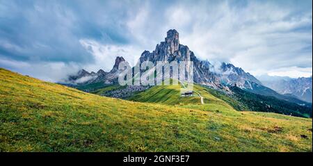 Panoramablick auf den Gipfel Ra Gusela, Averau - Nuvolau Gruppe vom Passo di Giau. Dramatische Sommerszene der Dolomiti Alpen, Cortina d'Ampezzo locatio Stockfoto