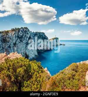 Atemberaubende Morgenansicht von Cape Lefkatas mit altem Leuchtturm. Sonnige Frühlingsseelandschaft des Ionischen Meeres. Schöne Outdoor-Szene der Insel Lefkada, Griechenland Stockfoto