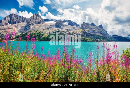 Attraktive Aussicht auf Fedaia See am Morgen. Spektakuläre Sommerszene der Dolomiti Alpen, Gran Poz, Region Trentino-Südtirol, Italien, Euro Stockfoto