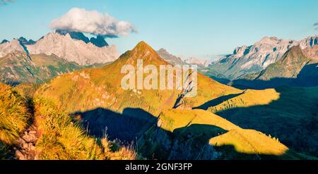 Herrliche Aussicht auf die Col di Lana Bergkette vom Giau Pass. Wunderschöne Sommerszene der Dolomiti Alpen, Region Cortina d’Ampezzo, Provinz Bellu Stockfoto