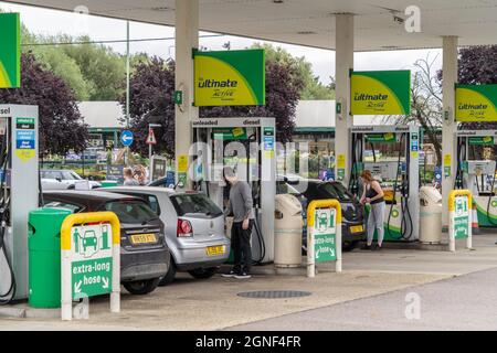 Menschen, die ihre Autos während der Kraftstoffkrise in Bury St Edmunds, Suffolk, Großbritannien, füllen. 25.09.21 Stockfoto