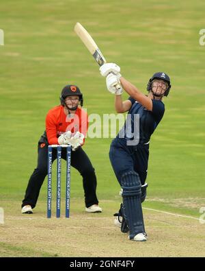 Carla Rudd von Southern Viper (links) und Ami Campbell von Northern Diamond während des Rachael Heyhoe Flint Trophy Finales auf dem County Ground, Northampton. Bilddatum: Samstag, 25. September 2021. Stockfoto