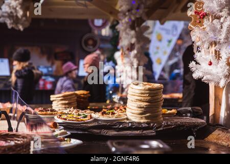 Lokale Küche auf dem Weihnachtsmarkt am Stephansplatz vor der St. Stephen's Basilicain Budapest, Ungarn Stockfoto