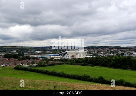 Leeds, Großbritannien. September 2021. Mit Blick auf Elland Road Stadium von Beeston Hill vor dem Spiel in Leeds, Großbritannien am 9/25/2021. (Foto von James Heaton/News Images/Sipa USA) Quelle: SIPA USA/Alamy Live News Stockfoto