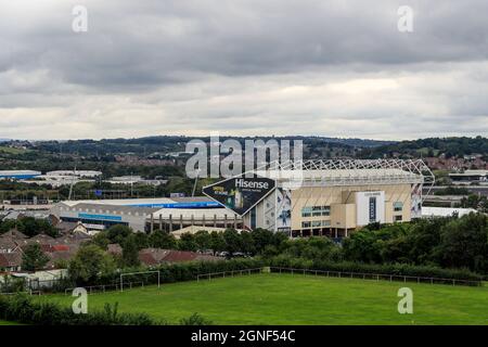 Leeds, Großbritannien. September 2021. Mit Blick auf Elland Road Stadium von Beeston Hill vor dem Spiel in Leeds, Großbritannien am 9/25/2021. (Foto von James Heaton/News Images/Sipa USA) Quelle: SIPA USA/Alamy Live News Stockfoto