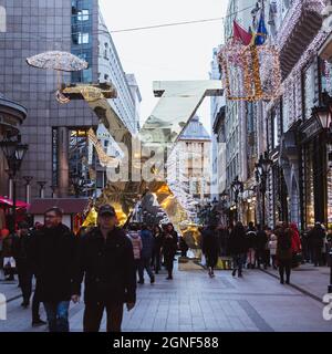 BUDAPEST, UNGARN - 28. Dezember 2018: Die "Fashion Street" mit Weihnachtsschmuck in Budapest, Ungarn. Weihnachten Stockfoto
