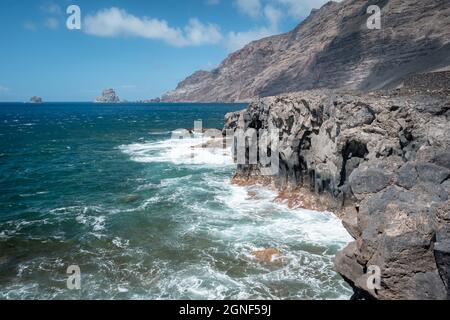 Vulkanische Klippe in Las Puntas mit Salmor Felsen im Hintergrund. Insel El Hierro. Kanarische Inseln Stockfoto