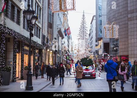BUDAPEST, UNGARN - 28. Dezember 2018: Die "Fashion Street" mit Weihnachtsschmuck in Budapest, Ungarn. Weihnachten Stockfoto