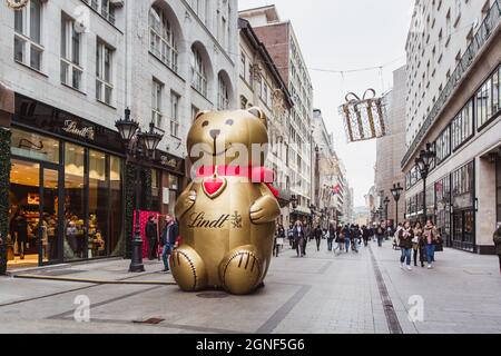 BUDAPEST, UNGARN - 08. NOVEMBER 2019: Die "Fashion Street" mit Weihnachtsschmuck in Budapest, Ungarn. Stockfoto