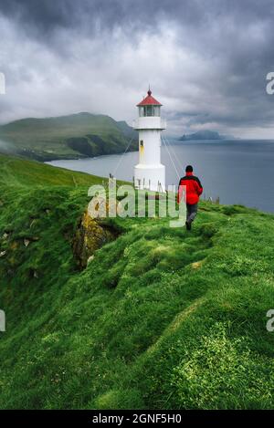 Wandern auf Mykines Island in der Nähe des Holmur Leuchtturms, Färöer-Inseln Stockfoto