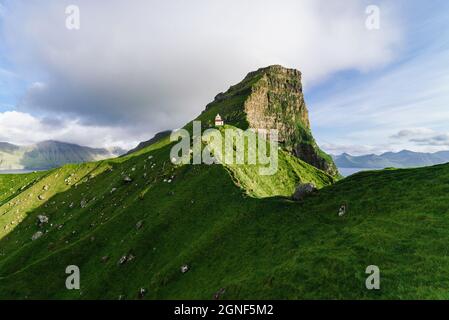 Färöer-Inseln Landschaft mit Kallur Leuchtturm auf der Insel Kalsoy. Touristenattraktion Stockfoto