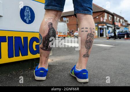 Leeds, Großbritannien. September 2021. Ein Fan vor dem Elland Road Stadium zeigt seine neueste Marcelo Bielsa Tätowierung vor dem Spiel in Leeds, Großbritannien am 9/25/2021. (Foto von James Heaton/News Images/Sipa USA) Quelle: SIPA USA/Alamy Live News Stockfoto