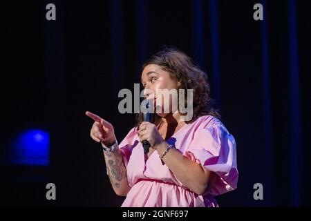 AUSTIN, TEXAS - 24. SEPTEMBER: Liza Treyger spielt auf der Bühne während des Moontower Comedy Festivals am 24. September 2021 in Austin, Texas.(Foto: Maggie Boyd/SipaUSA) Quelle: SIPA USA/Alamy Live News Stockfoto