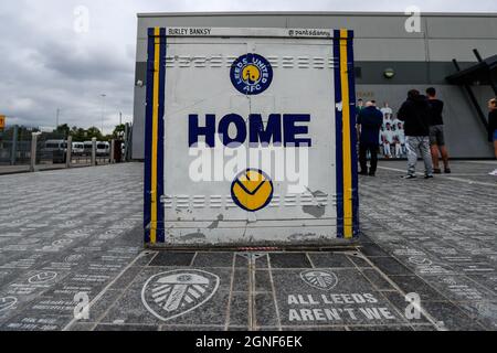 Leeds, Großbritannien. September 2021. Burley Banksy arbeitet vor dem Elland Road Stadium vor dem Spiel in Leeds, Großbritannien am 9/25/2021. (Foto von James Heaton/News Images/Sipa USA) Quelle: SIPA USA/Alamy Live News Stockfoto