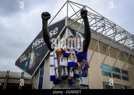 Leeds, Großbritannien. September 2021. Die Billy Bremer Statue vor dem Elland Road Stadium vor dem Spiel in Leeds, Vereinigtes Königreich am 9/25/2021. (Foto von James Heaton/News Images/Sipa USA) Quelle: SIPA USA/Alamy Live News Stockfoto