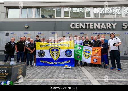 Leeds, Großbritannien. September 2021. Fangruppen vor dem Elland Road Stadium vor dem Spiel in Leeds, Großbritannien am 9/25/2021. (Foto von James Heaton/News Images/Sipa USA) Quelle: SIPA USA/Alamy Live News Stockfoto