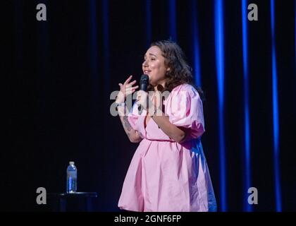 AUSTIN, TEXAS - 24. SEPTEMBER: Liza Treyger spielt auf der Bühne während des Moontower Comedy Festivals am 24. September 2021 in Austin, Texas.(Foto: Maggie Boyd/SipaUSA) Quelle: SIPA USA/Alamy Live News Stockfoto