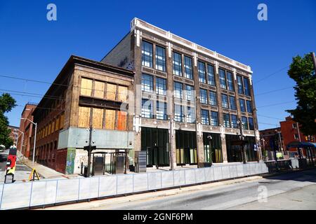 Stilles Gebäude neben dem Light Rail-Bahnhof Center Street, N Howard St, Baltimore, Maryland, USA Stockfoto