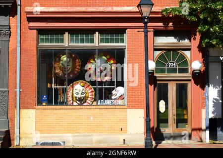 Frontfenster-Display von A.T. Jones & Sons Kostümgeschäft, N Howard St, Baltimore, Maryland, USA Stockfoto