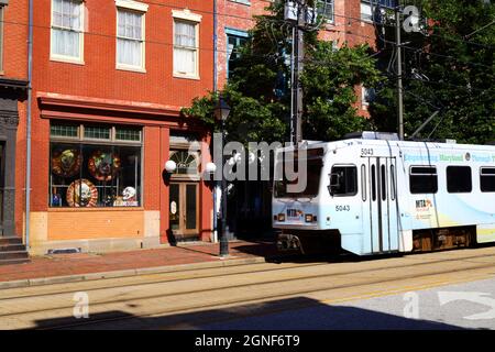 MTA Penn Shuttle-Stadtbahn, die an A.T. vorbeifährt Jones & Sons Kostümgeschäft, N Howard St, Baltimore, Maryland, USA Stockfoto