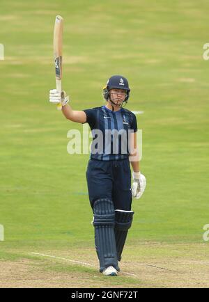 Die von Northern Diamond stammende Ami Campbell erreicht ihr halbes Jahrhundert während des Rachael Heyhoe Flint Trophy Finales auf dem County Ground, Northampton. Bilddatum: Samstag, 25. September 2021. Stockfoto