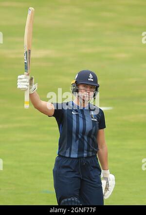 Die von Northern Diamond stammende Ami Campbell erreicht ihr halbes Jahrhundert während des Rachael Heyhoe Flint Trophy Finales auf dem County Ground, Northampton. Bilddatum: Samstag, 25. September 2021. Stockfoto