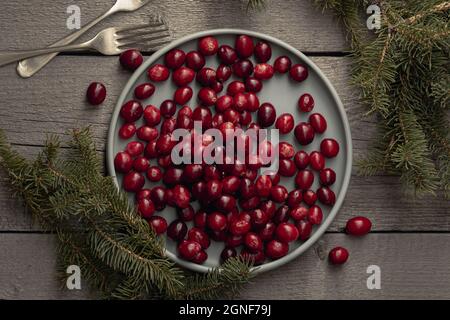 Flache Platte Cranberries mit Piniengabeln legen. Hohe Qualität und Auflösung schönes Fotokonzept Stockfoto