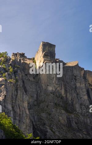 preikestolen von unten gesehen während einer Kreuzfahrt auf dem Lysefjord in Norwegen Stockfoto