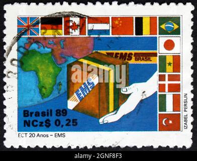 BRASILIEN - UM 1989: Eine in Brasilien gedruckte Briefmarke zeigt Express Mail, EMS, Brazilian Post and Telegraph Enterprise, 20th Anniversary, circa 1989 Stockfoto