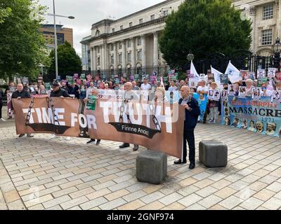 Die Zeit für eine Demonstration der Wahrheitskampagne vor den Gerichten in Belfast an einem nationalen Aktionstag in ganz Irland gegen die Vorschläge der britischen Regierung, mit der Vergangenheit umzugehen. Bilddatum: Samstag, 25. September 2021. Stockfoto