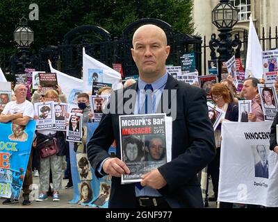 Der Sprecher der Kampagne Time for Truth, Ciaran MacAirt, bei einer Demonstration vor den Gerichten in Belfast an einem nationalen Aktionstag in ganz Irland gegen die Vorschläge der britischen Regierung, mit der Vergangenheit umzugehen. Bilddatum: Samstag, 25. September 2021. Stockfoto