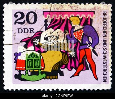 DDR - UM 1970: Eine in der DDR gedruckte Briefmarke zeigt Szenen aus dem Märchen kleiner Bruder und Schwester, um 1970 Stockfoto