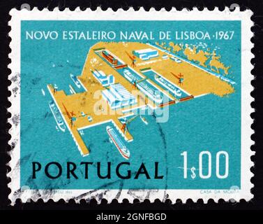 PORTUGAL - UM 1967: Eine in Portugal gedruckte Briefmarke zeigt die Lisnave Shipyard in Margueira, Lissabon, um 1967 Stockfoto