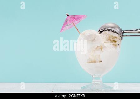 Eiscreme Glas Vase Metall Löffel oben. Hohe Qualität und Auflösung schönes Fotokonzept Stockfoto