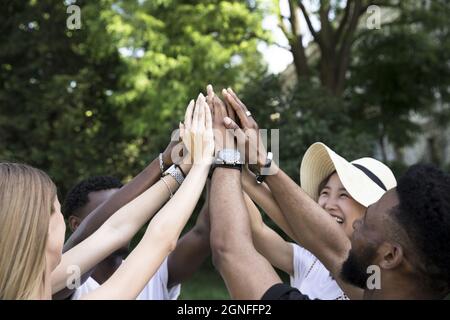 Vorderansicht interracial Freunde jubeln. Hohe Qualität und Auflösung schönes Fotokonzept Stockfoto