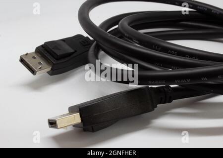 HDMI-Kabel. HD-Überwachungskabel. Auf weißem Hintergrund Stockfoto