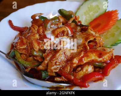 Köstliche Hühnerfleisch Panang Curry Belag mit Kokosmilch berühmten Thai Food-Menü Stockfoto