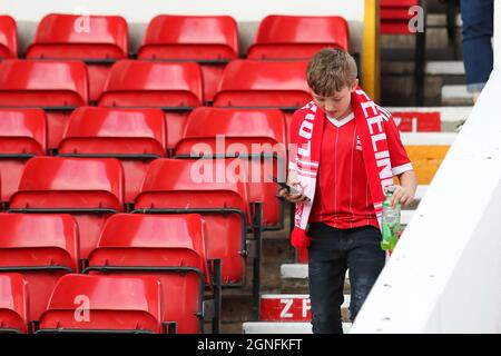 Ein junger Fan im Stadion vor dem Sky Bet Championship-Spiel auf dem City Ground, Nottingham. Bilddatum: Samstag, 25. September 2021. Stockfoto