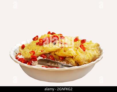 Köstliche schnelle Mahlzeit lokalen thai-Stil frittierte Omelette mit Ladung von roten Chili auf Reis isoliert gestanzten weißen Hintergrund Stockfoto