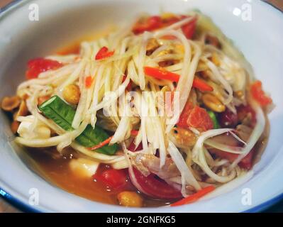 Nahaufnahme von Papaya würziger Salat Tomate Knoblauch Chili thai Food Ortsname Sortum Stockfoto