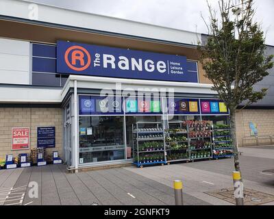 Llanelli, Wales, UK, 6. Juli 2021 : das Logo der Range-Werbung vor dem Eingang zu einem ihrer Geschäfte außerhalb des Stadtzentrums Stockfoto