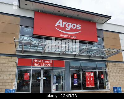 Llanelli, Wales, UK, 6. Juli 2021 : Argos-Werbelogo vor dem Eingang zu einem ihrer Geschäfte außerhalb des Stadtzentrums, St. Stockfoto