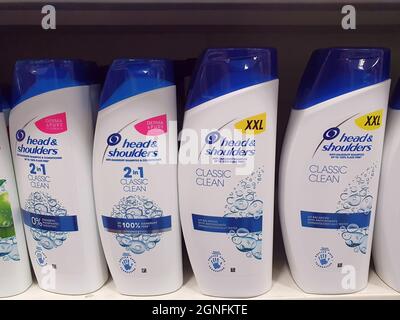 Llanelli, Wales, UK, 6. Juli 2021 : Head and Shoulders Shampoo-Produkt auf einer Regaldisplays im B & M (B&M) Discounter im Pember Stockfoto