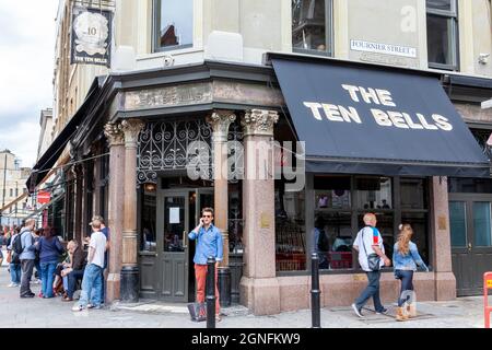 London, UK, 1. Juli 2012 : das öffentliche Haus der zehn Glocken in Spitafield, das für seine Zusammenarbeit mit Jack the Ripper bekannt ist und ein beliebter Tourist ist Stockfoto