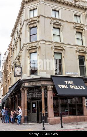 London, UK, 1. Juli 2012 : das öffentliche Haus der zehn Glocken in Spitafield, das für seine Zusammenarbeit mit Jack the Ripper bekannt ist und ein beliebter Tourist ist Stockfoto