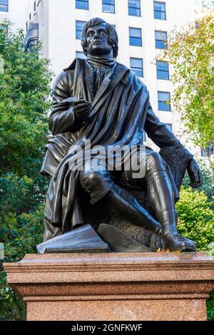 London, UK, April 13, 2014 : Robert Burns (Rabbie Burns) Statue in Savoy Place der schottische Dichter, der Auld lang Syne schrieb, die ein beliebter Tourist h ist Stockfoto
