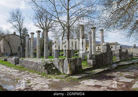 Archäologische Stätte von Altilia: Überreste von Säulen, die anzeigen, wo die Basilika einst stand. Molise, Italien Stockfoto