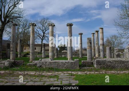 Archäologische Stätte von Altilia: Überreste von Säulen, die anzeigen, wo die Basilika einst stand. Molise, Italien Stockfoto