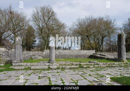 Archäologische Stätte von Altilia, Molise, Italien: Überreste alter Säulen und im Hintergrund die klassische Mauer in Netzarbeit. Stockfoto
