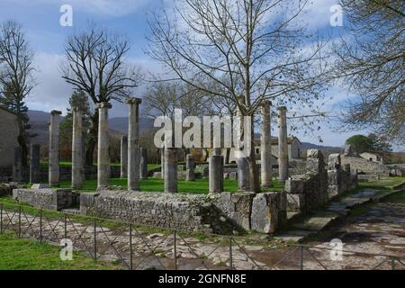 Archäologische Stätte von Altilia: Überreste von Säulen, die anzeigen, wo die Basilika einst stand. Molise, Italien Stockfoto